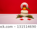 A photograph of the real rice cake "Kagami Mochi" placed on the right Red and white background No three treasures (pedestal) 131514690
