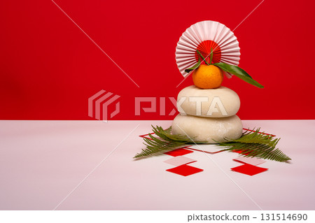 右側放置的真正年糕“Kagami Mochi”的照片紅白背景無三寶（台座） 131514690