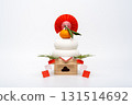 A photo of a "Kagami mochi" placed in the center, on a white background, with a low pedestal 131514692
