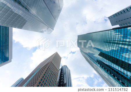 看摩天大樓的辦公室鎮的風景 131514782