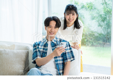 夫婦在客廳裡看智能手機 131515142