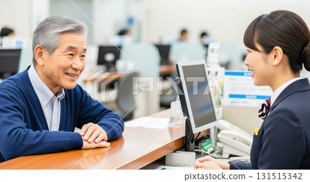 一位老人在銀行櫃檯諮詢 131515342