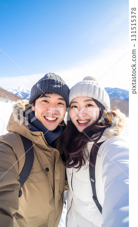 一對情侶在雪山上自拍 131515378