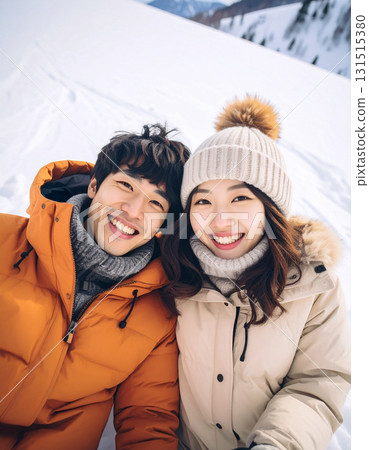 一對情侶在雪山上自拍 131515380