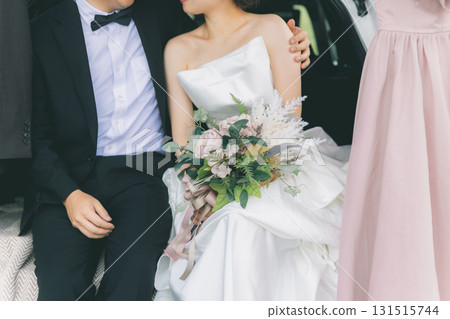 汽車婚禮/新娘和新郎/夫婦在新娘車中拍攝婚紗照 131515744