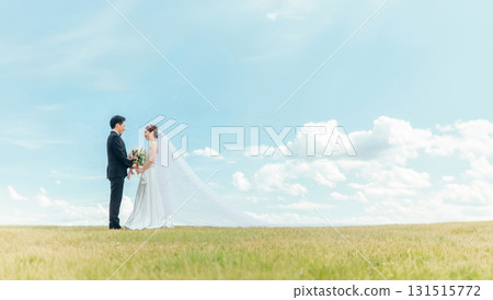 新娘和新郎有空背景（婚禮、婚禮儀式、新娘、外景照片、照片婚禮） 131515772