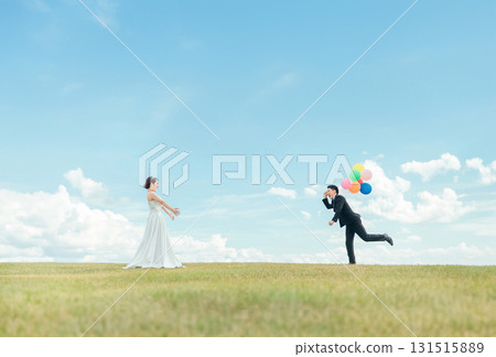 新娘和新郎有空背景(婚禮、婚禮儀式、新娘、外景照片、照片婚禮) 新娘和新郎有空背景(婚禮、婚禮儀式、新娘、外景照片、照片婚禮) 131515889