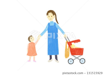 一個女孩牽著手，旁邊是一個微笑的女人，推著一輛紅色嬰兒車 131515929