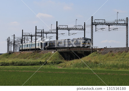 日光線上,東武自由特快列車與普通列車交錯而過 日光線上,東武自由特快列車與普通列車交錯而過 131516180