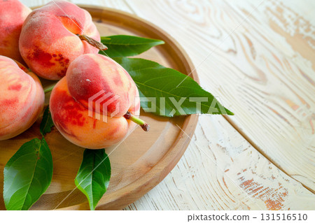 新鮮閃亮的粉紅色桃子 131516510