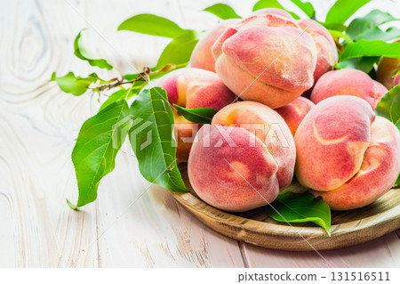 新鮮閃亮的粉紅色桃子 131516511