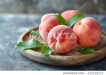 新鮮閃亮的粉紅色桃子 131516512