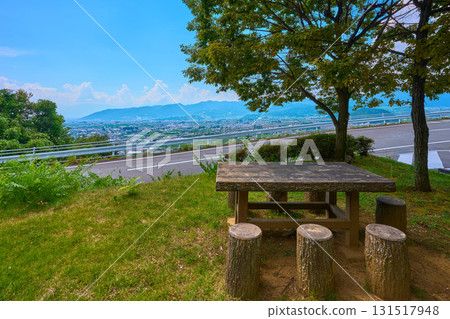 從山梨縣甲州市牛奧見晴丘的長椅上眺望西邊的景色 從山梨縣甲州市牛奧見晴丘的長椅上眺望西邊的景色 131517948