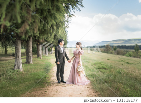 新娘和新郎在公園裡穿著禮服手牽手（婚禮、婚姻、浪漫、新娘、古董） 131518177