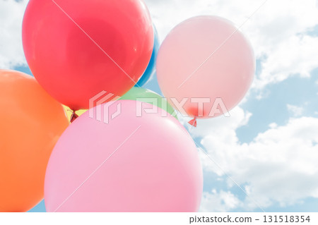 Colorful balloons that stand out against the blue sky (balloon release, event, ceremony) Colorful balloons that stand out against the blue sky (balloon release, event, ceremony) 131518354