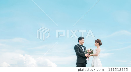 新娘和新郎有空背景（婚禮、婚禮儀式、新娘、外景照片、照片婚禮） 131518355