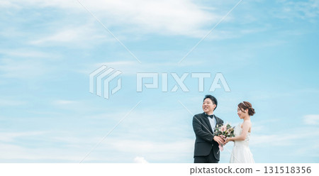 新娘和新郎有空背景(婚禮、婚禮儀式、新娘、外景照片、照片婚禮) 新娘和新郎有空背景(婚禮、婚禮儀式、新娘、外景照片、照片婚禮) 131518356
