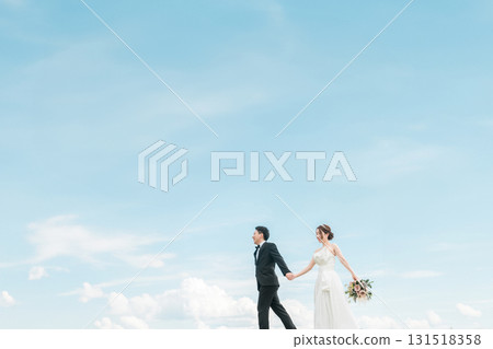 新娘和新郎有空背景（婚禮、婚禮儀式、新娘、外景照片、照片婚禮） 131518358