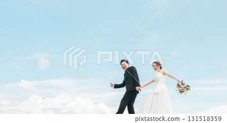 新娘和新郎有空背景（婚禮、婚禮儀式、新娘、外景照片、照片婚禮） 131518359