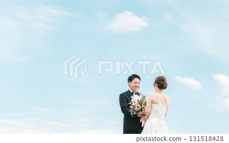 新娘和新郎與天空背景（婚禮、婚禮儀式、新娘、地點照片、 131518428