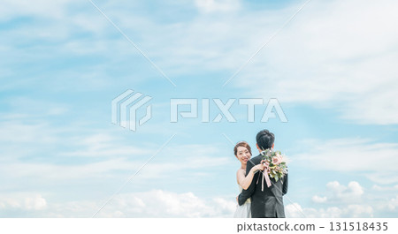 新娘和新郎與天空背景（婚禮、婚禮儀式、新娘、地點照片、 131518435
