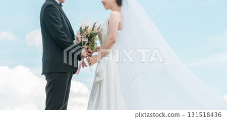 新娘和新郎有空背景（婚禮、婚禮儀式、新娘、外景照片、照片婚禮） 131518436