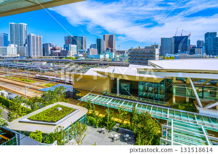 日本東京城市景觀的新視野。高輪Gateway站、新幹線、特快列車以及芝浦的高層公寓大樓的景色。 131518614