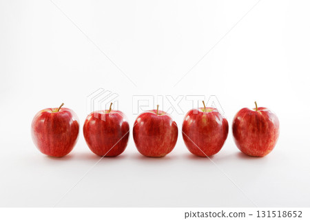 Bright red fresh apples 131518652