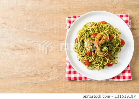 Spaghetti with prawns or shrimps in homemade pesto sauce 131519197