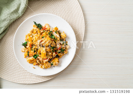 stir-fried egg with Thai basil and chilli 131519198