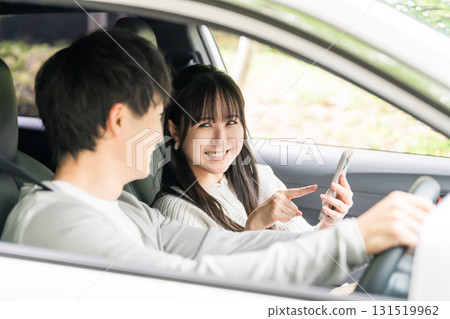 一對年輕的亞洲情侶駕車約會 一對年輕的亞洲情侶駕車約會 131519962