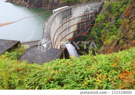 從豐平峽展望台看到的豐平峽水壩放水時的景象 從豐平峽展望台看到的豐平峽水壩放水時的景象 131520000