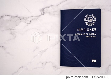出國旅遊韓國藍色護照和大理石背景 出國旅遊韓國藍色護照和大理石背景 131520009