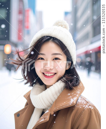 冬季街上微笑的年輕女人 131520535