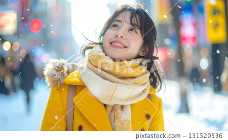 一名女子仰望冬日的天空 131520536