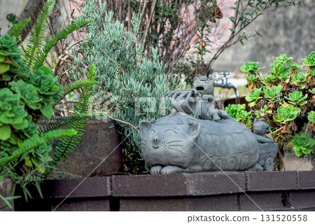 A cat figurine at Dokanzaka Garden in Tokoname, Aichi Prefecture, and crafts along the greenery-filled pottery promenade A cat figurine at Dokanzaka Garden in Tokoname, Aichi Prefecture, and crafts along the greenery-filled pottery promenade 131520558
