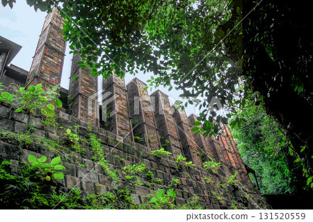 愛知縣常滑市：陶瓷之鄉，高聳的窯爐煙囪和石牆與古老的磚瓦和茂密的綠植交相輝映。 131520559