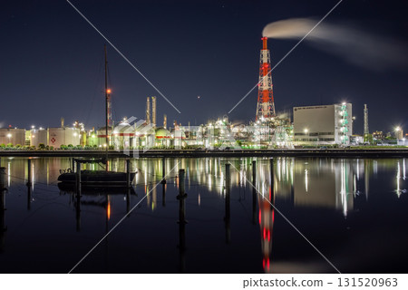 [The holy land of factory night views] Yokkaichi factory night view (behind Yokkaichi Dome, Yokkaichi City, Mie Prefecture) 131520963