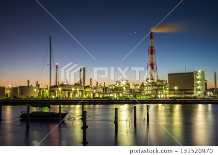 [The holy land of factory night views] Yokkaichi factory night view (behind Yokkaichi Dome, Yokkaichi City, Mie Prefecture) 131520970