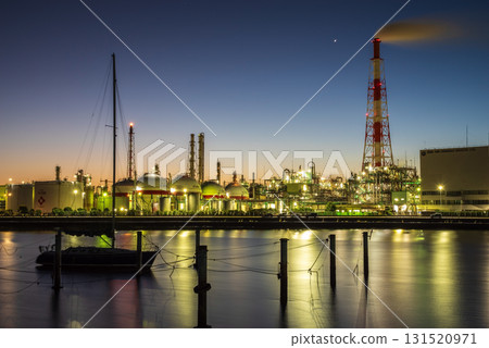 [The holy land of factory night views] Yokkaichi factory night view (behind Yokkaichi Dome, Yokkaichi City, Mie Prefecture) 131520971