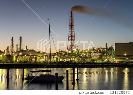 [The holy land of factory night views] Yokkaichi factory night view (behind Yokkaichi Dome, Yokkaichi City, Mie Prefecture) 131520973