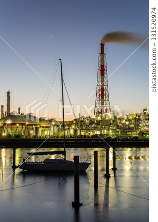 [The holy land of factory night views] Yokkaichi factory night view (behind Yokkaichi Dome, Yokkaichi City, Mie Prefecture) 131520974