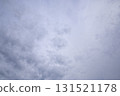 當您穿過雲層之間的空間時，另一邊是藍天 131521178