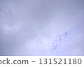 透過雲層的縫隙看到的藍天 131521180
