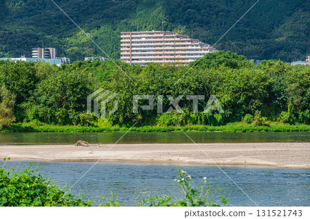 View from the left bank of the Yodo River towards Shimamotomachi on the right bank. Shimamotomachi, Osaka Prefecture 131521743
