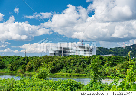 View from the left bank of the Yodo River towards Shimamotomachi on the right bank. Shimamotomachi, Osaka Prefecture 131521744