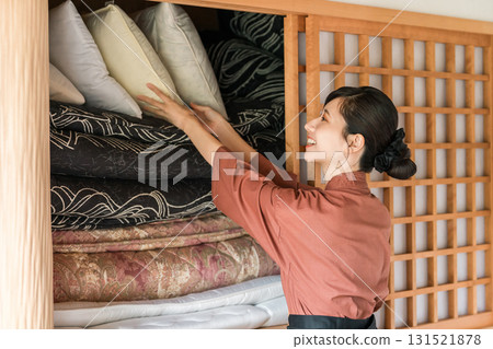 Nakais and proprietresses working at long-established hot spring inns, luxury inns, and temple lodgings Nakais and proprietresses working at long-established hot spring inns, luxury inns, and temple lodgings 131521878