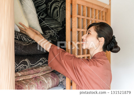 在老字號溫泉旅館、高級旅館、旅館工作的中井小姐和女房東 131521879