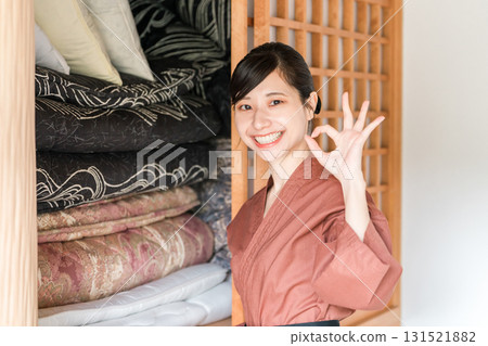 在老字號溫泉旅館、高級旅館、旅館工作的中井小姐和女房東 在老字號溫泉旅館、高級旅館、旅館工作的中井小姐和女房東 131521882