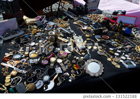 Old vintage things on the street flea market on Place du Jeu de Balle, Marolles district of Brussels, Belgium 131522188